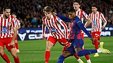 Marcus Rashford z Barcelony u mí�e v zápase s Atlétikem Madrid, brání ho Pablo...