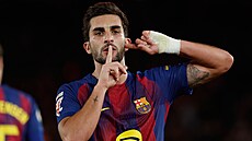 Ferran Torrés z Barcelony oslavuje.