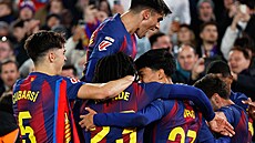 Fotbalisté FC Barcelona se radují z gólu.