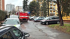 Policisté zasahují v Chotutické ulici v pra�ských Male�icích, kde je ve 3.pat�e...