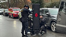 Policisté zasahují v Chotutické ulici v praských Maleicích, kde je ve 3.pate...