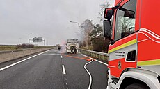 P�t jednotek hasi�� práv� zasahuje u po�áru autobusu v úseku D0 a D10. Autobus...