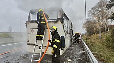P�t jednotek hasi�� práv� zasahuje u po�áru autobusu v úseku D0 a D10. Autobus...