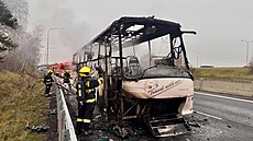 P�t jednotek hasi�� práv� zasahuje u po�áru autobusu v úseku D0 a D10. Autobus...