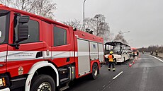 P�t jednotek hasi�� práv� zasahuje u po�áru autobusu v úseku D0 a D10. Autobus...