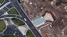 Pohled z dronu na rozestav�nou k�i�ovatku Mileta. Nyní pokra�ují práce na...