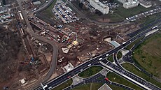 D�lníci na stavb� k�i�ovatky Mileta v Hradci Králové postupují na p�elo�kách...