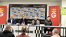 Investo�i ze spole�nosti Fotbal HK 1905 podepsali smlouvu s m�stem o prodeji...