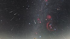 Autor fotografií: Mgr. Petr Horálek, Fyzikální ústav v Opav�. Meteorický roj...