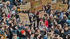 Studenti vysokých a stedních kol protestovali proti svení ministerstva...