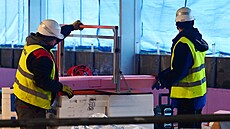 Rekonstrukce m�stského bazénu v A�i b�í na plné obrátky. Opravy se ale...