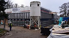 Rekonstrukce m�stského bazénu v A�i b�í na plné obrátky. Opravy se ale...