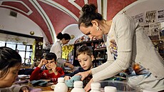 Hana Kertisová po�ádá v Chebu ji� deset let oblíbenou Je�í�kovu dílnu. (1....