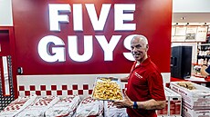 OD Máj oteve první poboku oblíbeného fast foodového etzce Five Guys. (4....