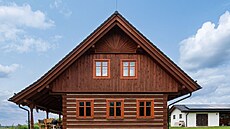 V�etn� hrub� otesaného vzhledu trám�, �emu� zvolený výrobce ochotn� vyhov�l.