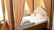 Dcery Moni�ina p�ítele z p�edchozího vztahu mají k dispozici postele s nebesy.