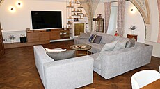 Obývací místnost s klenutými stropy je místem relaxace a odpo�inku.