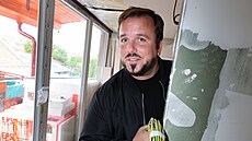 Támhle kabel, tuhle kabel a jet tady kabel, zpvák se protahování drát...