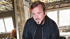 Zp�vák se nebojí ani �pinavé práce a nevadí mu se na stavb� trochu upatlat....