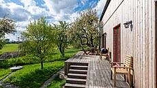 Výhledy do sadu p�es d�ev�ná okna podtrhují atmosféru venkova a starých �as�.