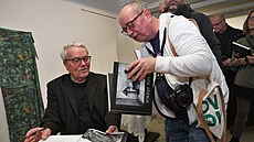 Viktor Kolá (vlevo) na ktu knihy v ostravském Antikvariátu Fiducia (4....