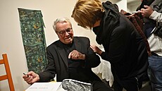 Viktor Kolá� (vlevo) na k�tu knihy v ostravském Antikvariátu Fiducia (4....