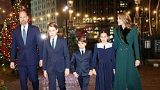 Princ William, princ George, princ Louis, princezna Charlotte a princezna Kate...