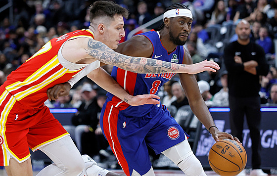 Caris Levert (vpravo) z Detroitu a Vít Krej�í z Atlanty.