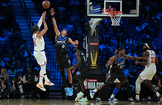 Jalen Brunson z Knicks st�ílí p�es bránícího Anthonyho  Blacka z Orlanda.