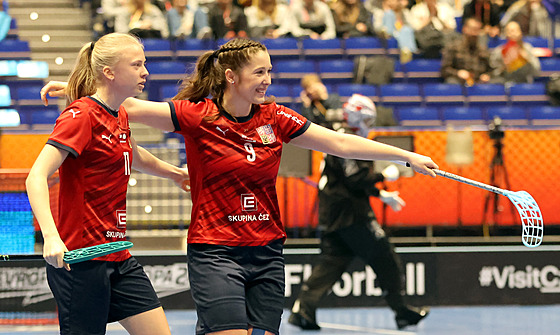 Florbalová obránkyn� Nela Jiráková (vpravo) se raduje s Karolínou Klubalovou z...