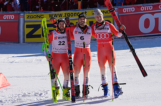 Luca Aerni (vlevo), Marco Odermatt (vpravo) a Loic Meillard po ob�ím slalomu ve...