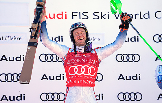 Timon Haugan slaví triumf ve slalomu ve Val d'Isere.