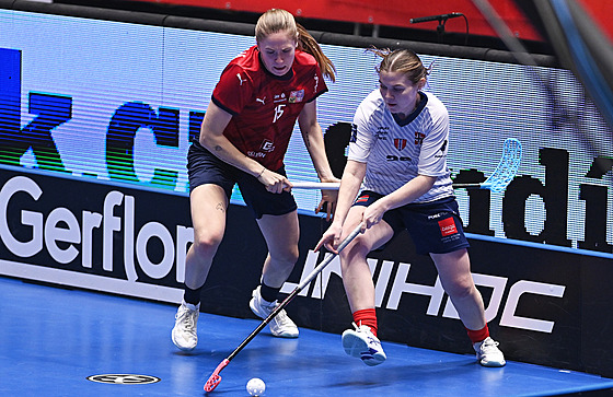 �árka Sta�ková (vlevo) z �eska a Line Terjesenová z Norska.