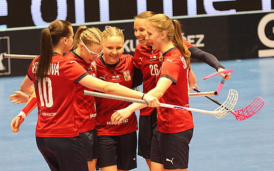 �eské florbalistky se radují z gólu.