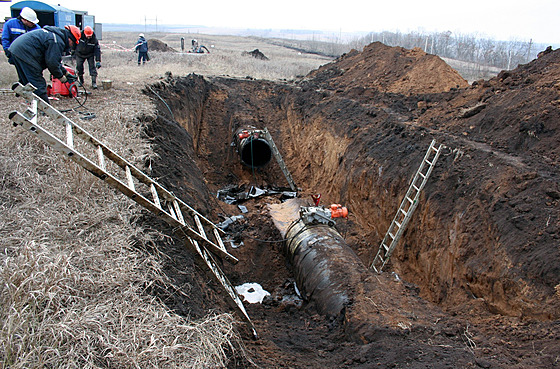 Po�kozený ropovod Dru�ba v Lipecké oblasti (ilustra�ní foto)