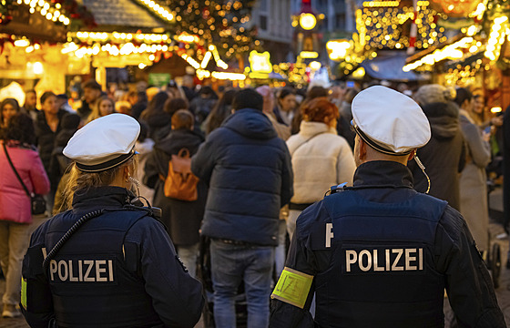 Policie hlídkuje na váno�ních trzích v N�mecku. (ilustra�ní snímek)