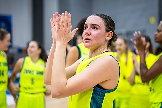 Pauline Astierová d�kuje fanou�k�m USK Praha po zápase v Eurolize.