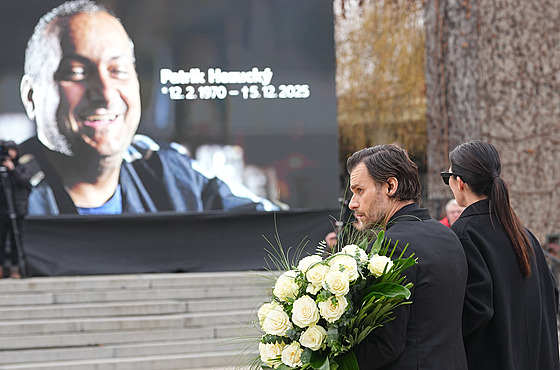 Leo� Mare� p�ichází na poslední rozlou�ení s Patrikem Hezuckým ve velké ob�adní...