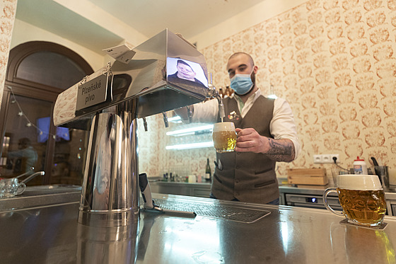 Poslední pivo v pra�ské restauraci Lokál na Korunní ulici p�ed jejím zav�ením....