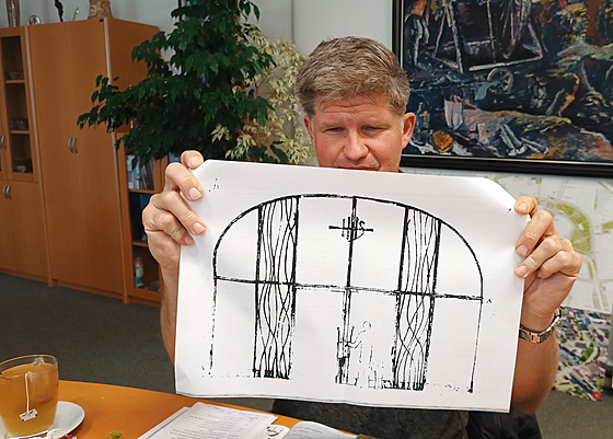 P�ibyslavský fará� Pavel Sandtner p�edstavuje ná�rt nového vstupního portálu do...