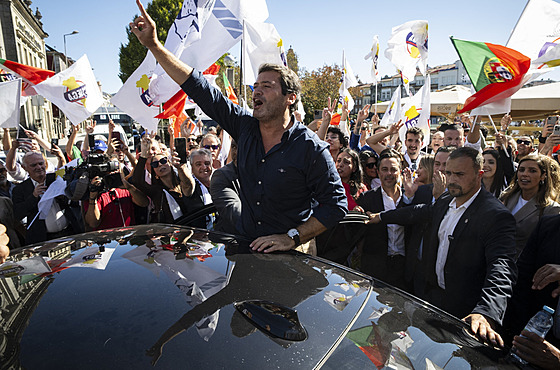 V�dce krajn� pravicové strany Chega, André Ventura (uprost�ed), gestikuluje...