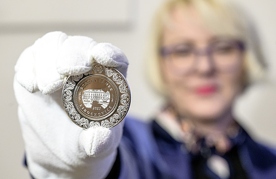 Kastelánka zámku Libochovice Michaela Prokopová ukazuje líc pam�tní mince,...