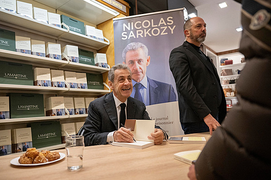 Bývalý francouzský prezident Nicolas Sarkozy za�ívá literární úsp�ch � jeho...