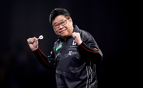 Paul Lim ze Singapuru ve svých 71 letech slaví postup do druhého kola...