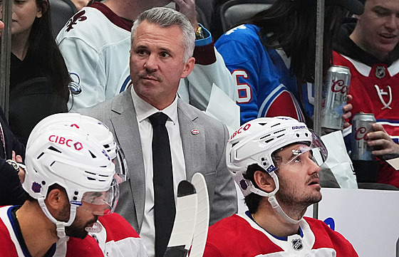 Martin. St. Louis stojí na lavi�ce Montrealu.