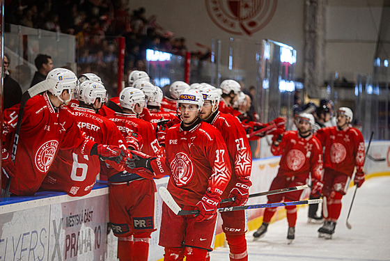 PR�LOMOVÁ SEZONA? Hokejisté Slavie oslavují v Edenu vst�elený gól proti...