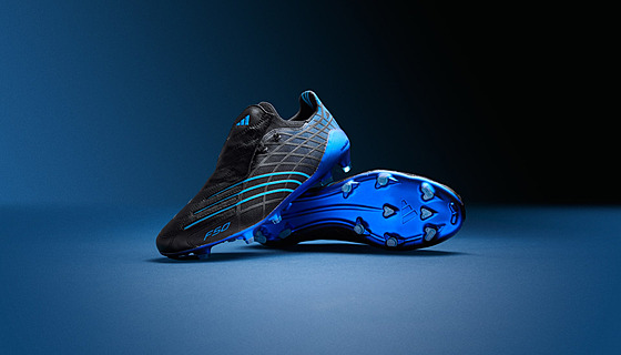 Nová reedice adidas F50 Spider v p�vodní barevné kombinaci z roku 2004.