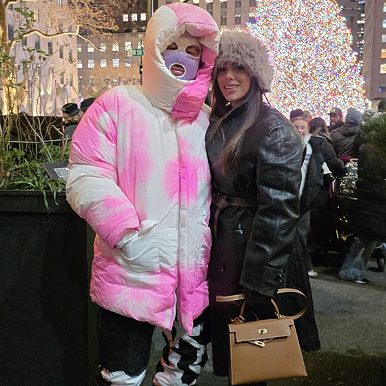 Extravagantní r��ovo-bílý kabát Louis Vuitton ne�el p�ehlédnout.