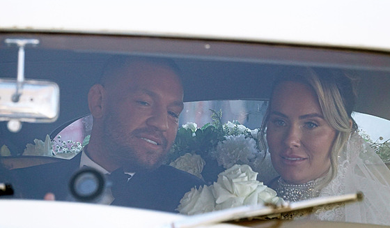 Novoman�elé odjí�d�jí z ob�adu v luxusním veteránu Rolls-Royce.