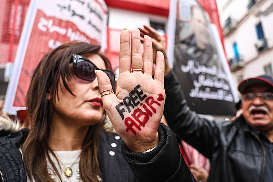 Demonstranti pochodují Tunisem pod heslem ��et�zy musí být zlomeny�. Po�adují...
